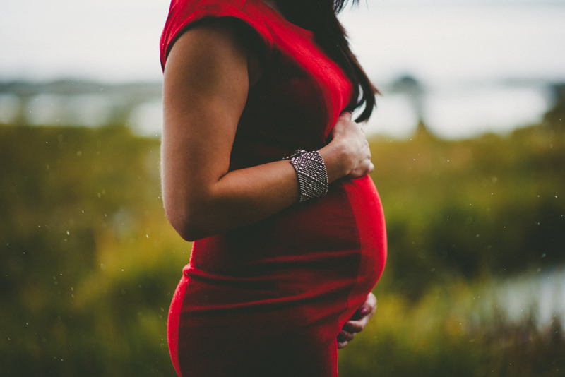 southern oregon maternity photographer | Rainy maternity session