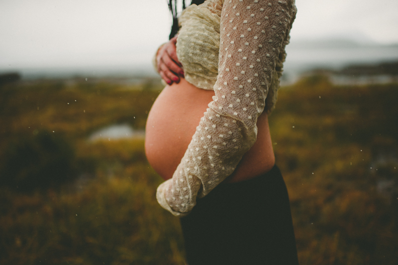 southern oregon maternity photographer | Rainy maternity session