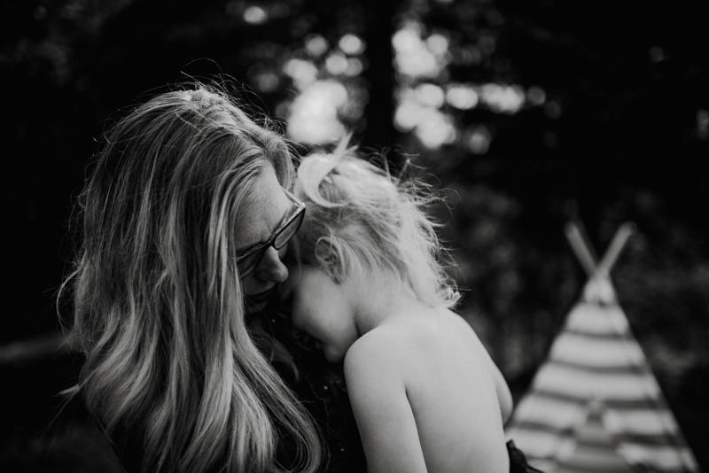 Mom and child hugging in black and white