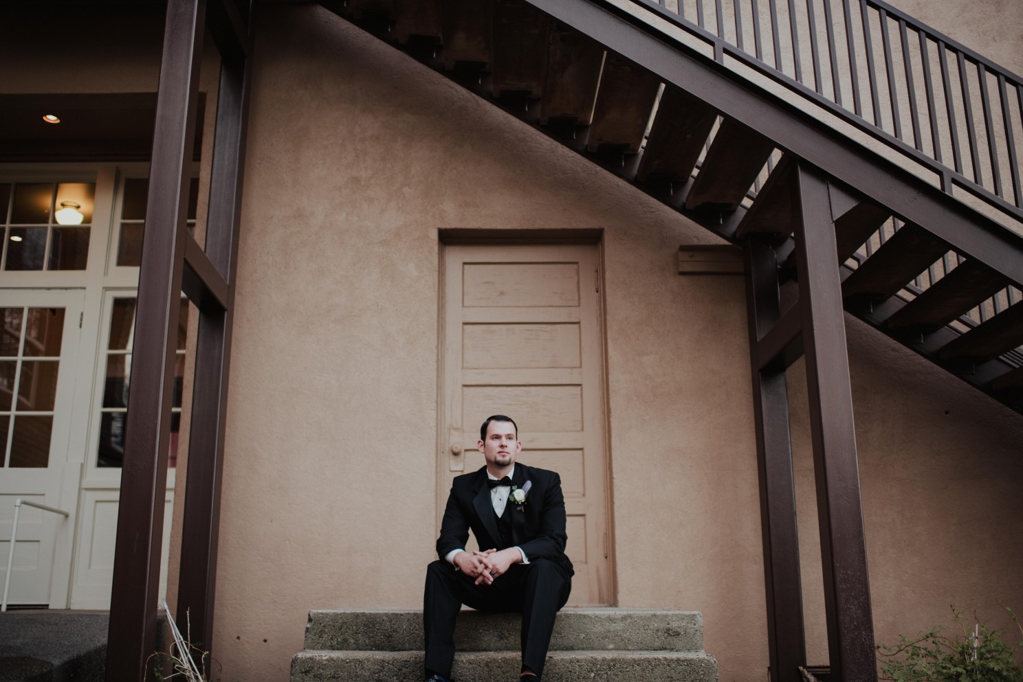 Urban groom photographer